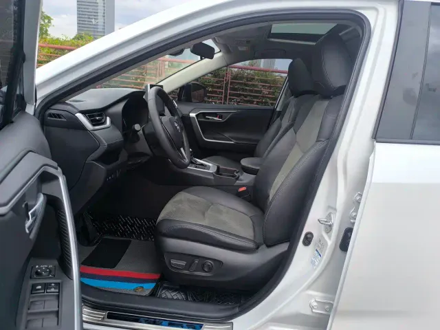 Toyota RAV4 — Фото автомобиля 8