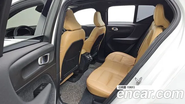 Вольво XC40 B4 Inscription — Фото автомобиля 12
