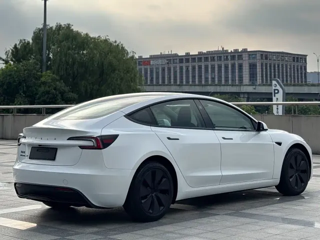 Tesla Model 3 — Фото автомобиля 4