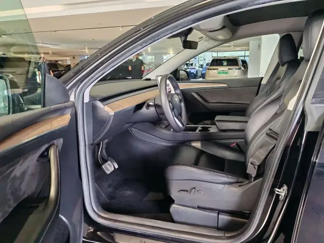Tesla Model Y — Фото автомобиля 4
