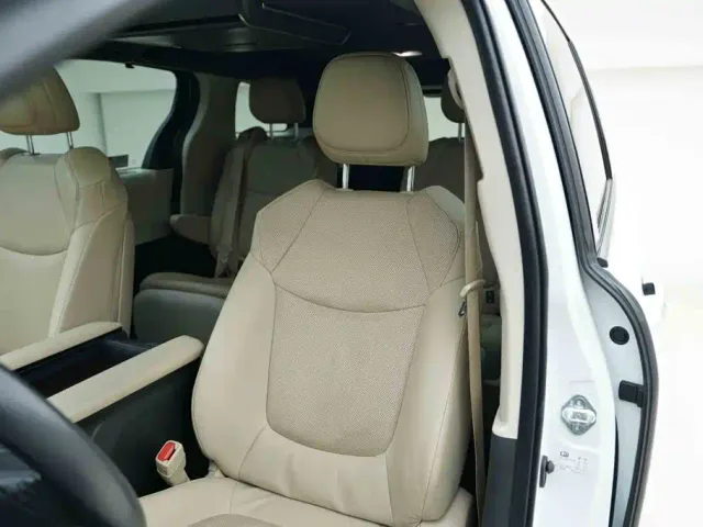 Toyota Sienna — Фото автомобиля 13
