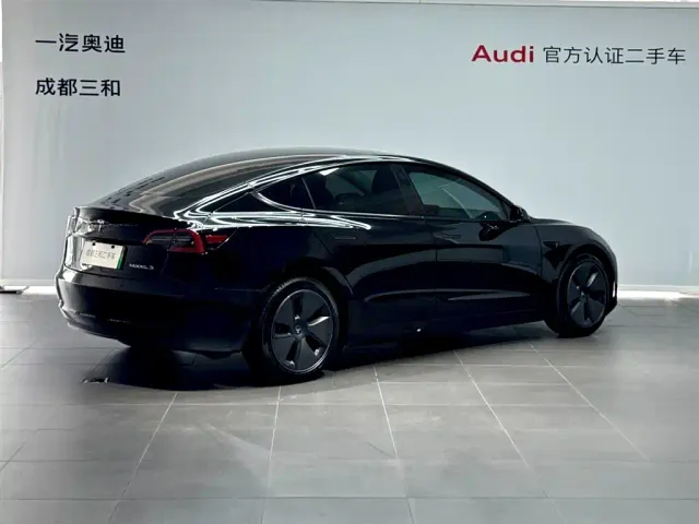 Tesla Model 3 — Фото автомобиля 4
