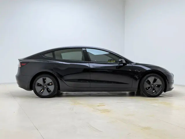 Tesla Model 3 — Фото автомобиля 3