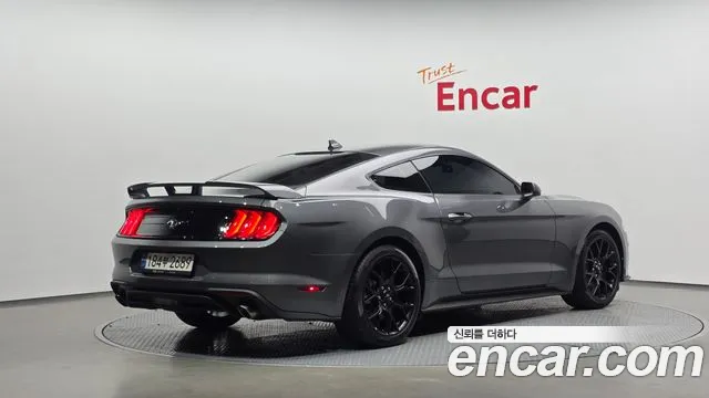 Ford Mustang — Фото автомобиля 2