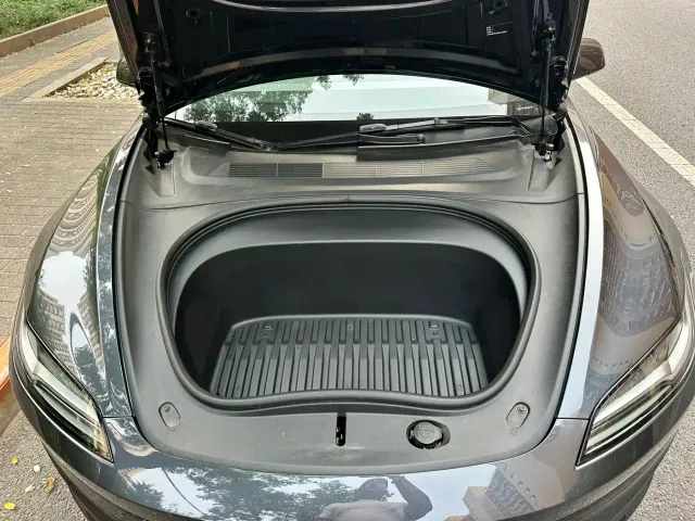 Tesla Model 3 — Фото автомобиля 10