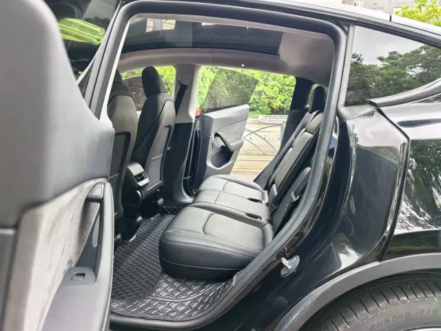 Tesla Model Y — Фото автомобиля 13