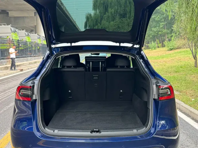 Tesla Model Y — Фото автомобиля 8