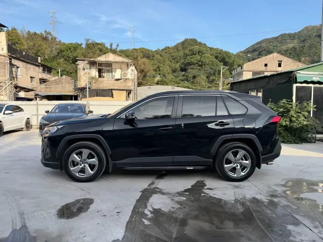 Toyota RAV4 — Фото автомобиля 2