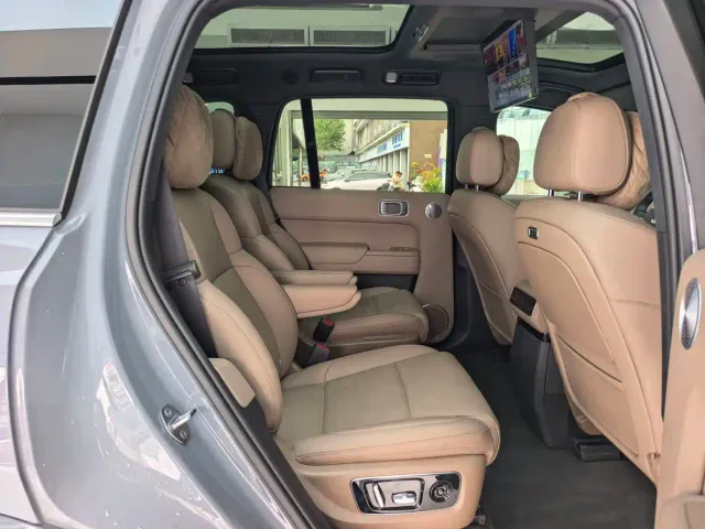 Li Auto L8 — Фото автомобиля 11