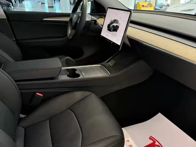 Tesla Model Y — Фото автомобиля 4
