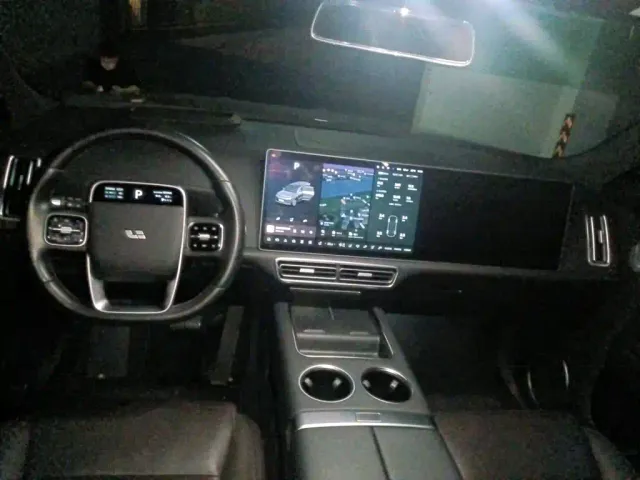 Li Auto L9 — Фото автомобиля 10