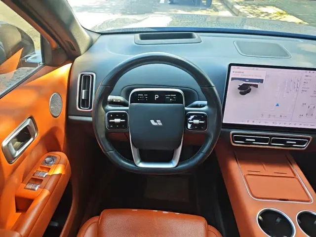 Li Auto L8 — Фото автомобиля 10