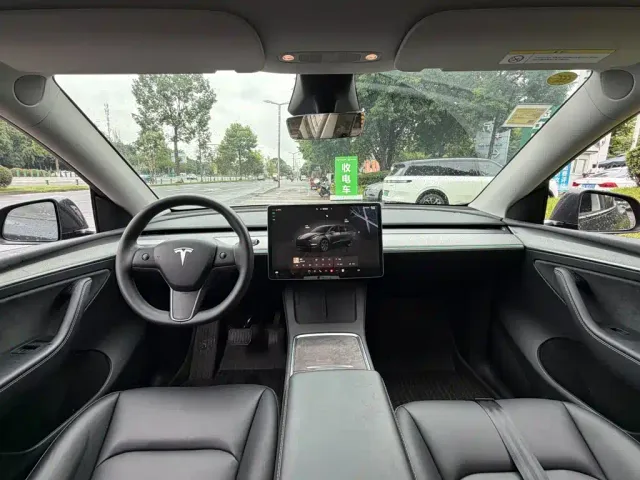 Tesla Model Y — Фото автомобиля 13