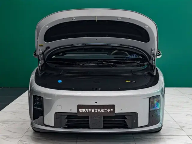 Li Auto i8 — Фото автомобиля 5
