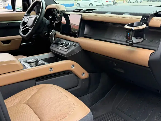Land Rover Defender — Фото автомобиля 9