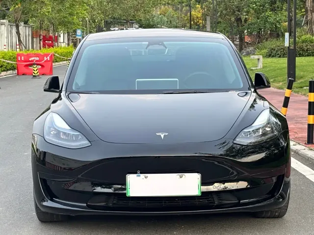 Tesla Model 3 — Фото автомобиля 2