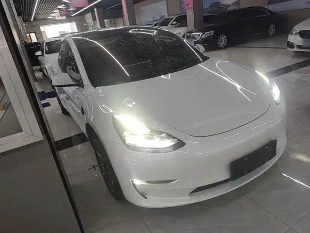 Tesla Model 3 — Фото автомобиля 3