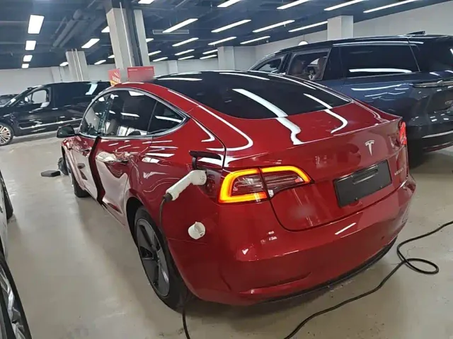 Tesla Model 3 — Фото автомобиля 4