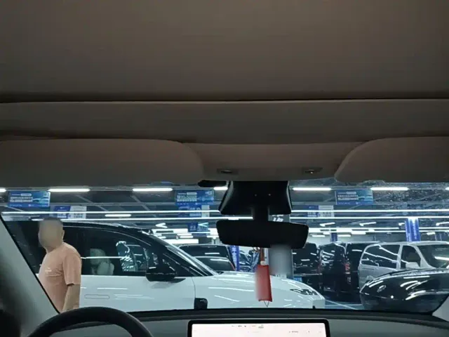 Tesla Model Y — Фото автомобиля 17