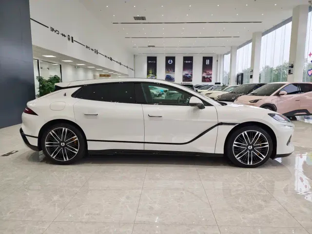Denza Z9GT — Фото автомобиля 4