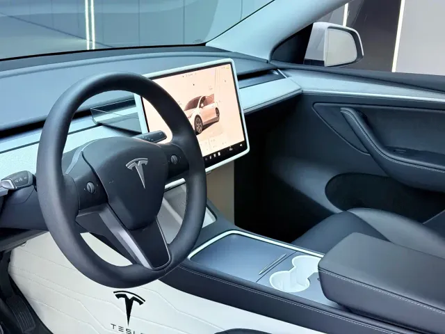 Tesla Model Y — Фото автомобиля 5