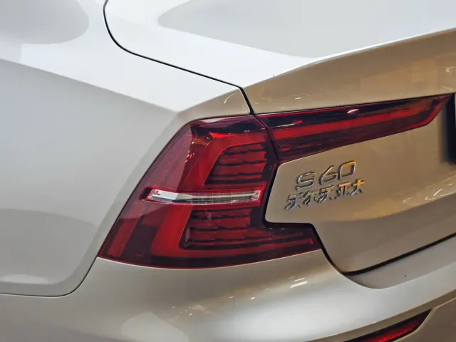 Volvo S60 — Фото автомобиля 7