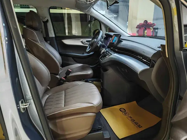 Roewe iMAX8 — Фото автомобиля 11