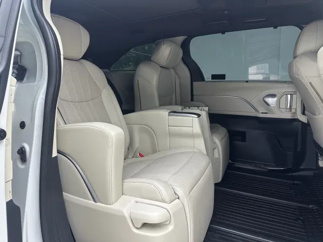 Toyota Sienna — Фото автомобиля 7