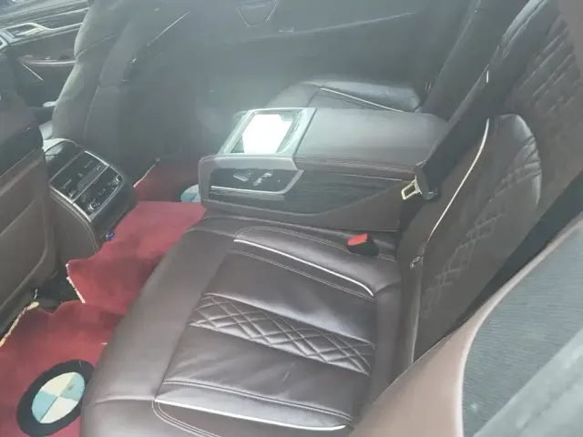 BMW 7 Series — Фото автомобиля 11
