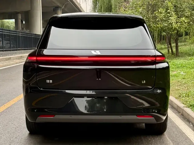 Li Auto L8 — Фото автомобиля 18