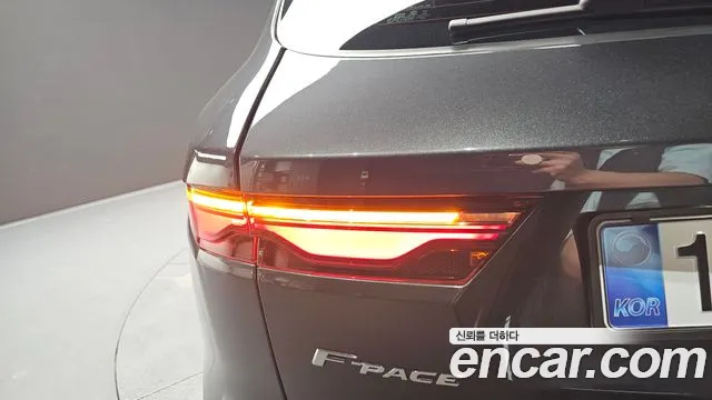 Jaguar F-Pace — Фото автомобиля 8