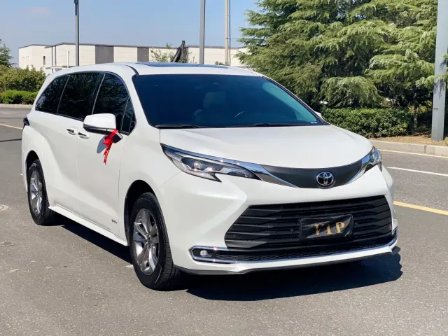 Toyota Sienna — Фото автомобиля 3