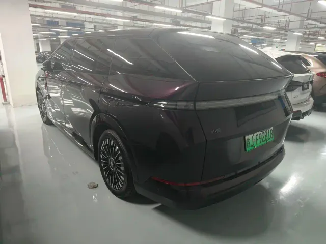 Xpeng X9 — Фото автомобиля 6
