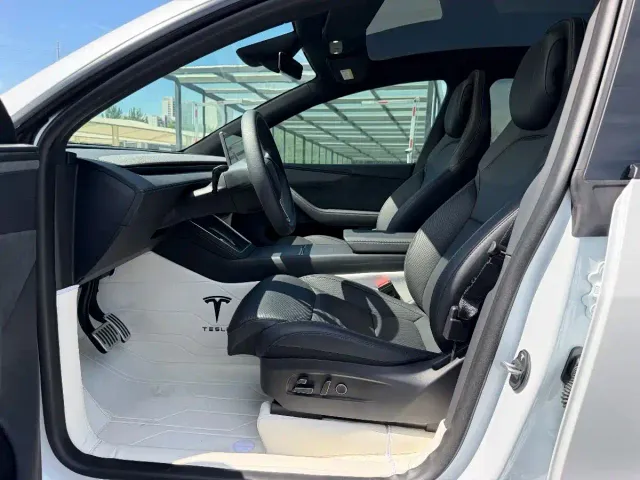 Tesla Model Y L — Фото автомобиля 8