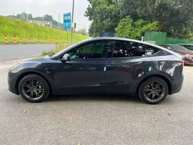 Tesla Model Y — Фото автомобиля 9