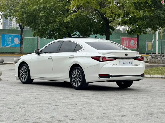 Lexus ES — Фото автомобиля 15
