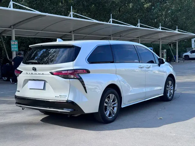 Toyota Sienna — Фото автомобиля 3