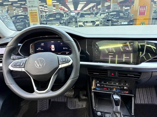 Volkswagen Passat — Фото автомобиля 10