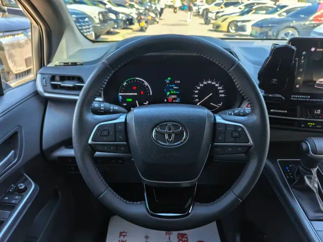 Toyota Sienna — Фото автомобиля 18