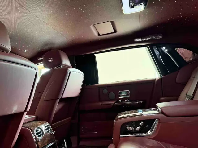 Rolls-Royce Phantom — Фото автомобиля 8