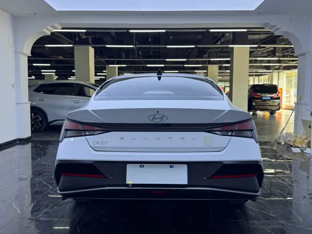 Hyundai Elantra — Фото автомобиля 12