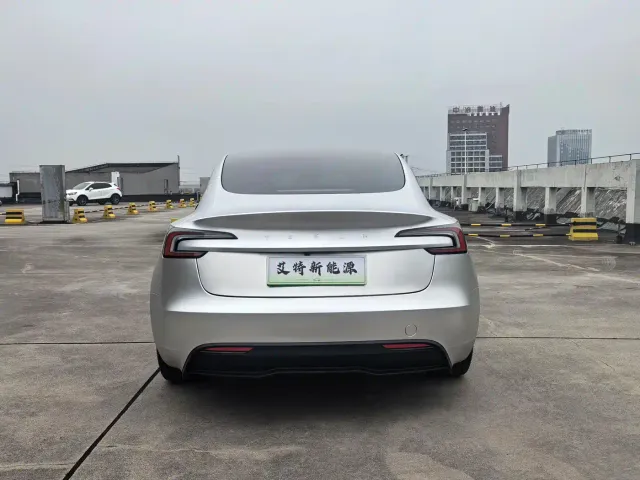Tesla Model 3 — Фото автомобиля 5