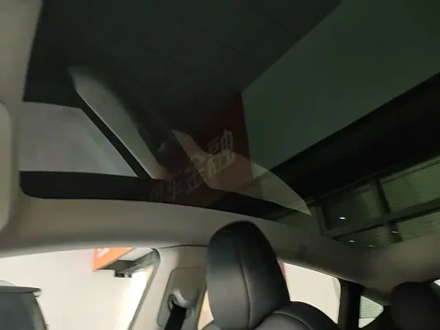 Tesla Model Y — Фото автомобиля 17