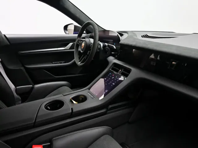 Porsche Taycan — Фото автомобиля 13