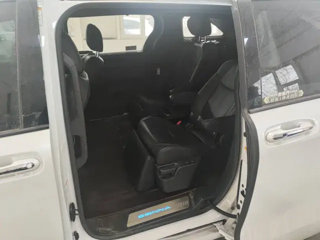 Toyota Sienna — Фото автомобиля 10