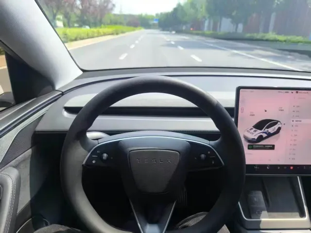 Tesla Model Y — Фото автомобиля 8