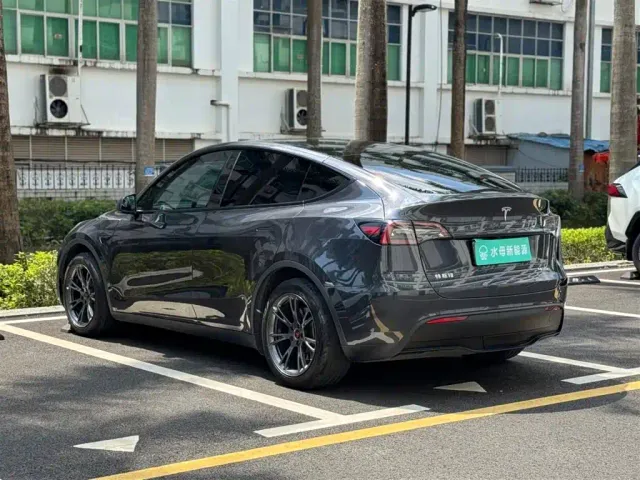 Tesla Model Y — Фото автомобиля 6