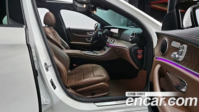 Mercedes-Benz E-Class — Фото автомобиля 4