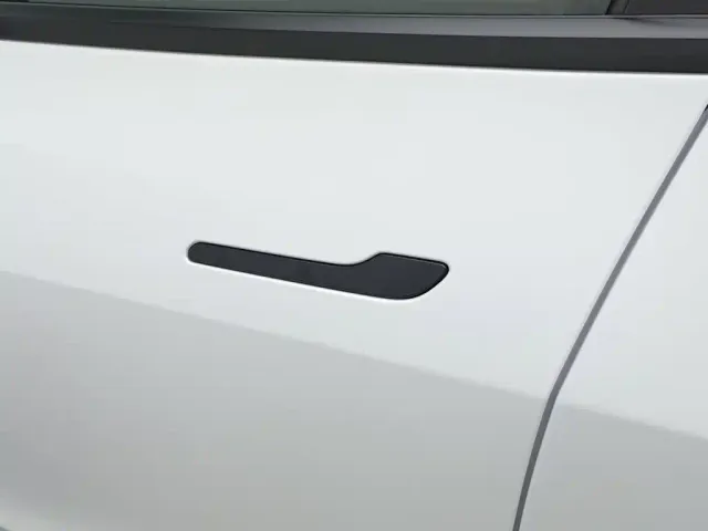 Tesla Model Y — Фото автомобиля 18