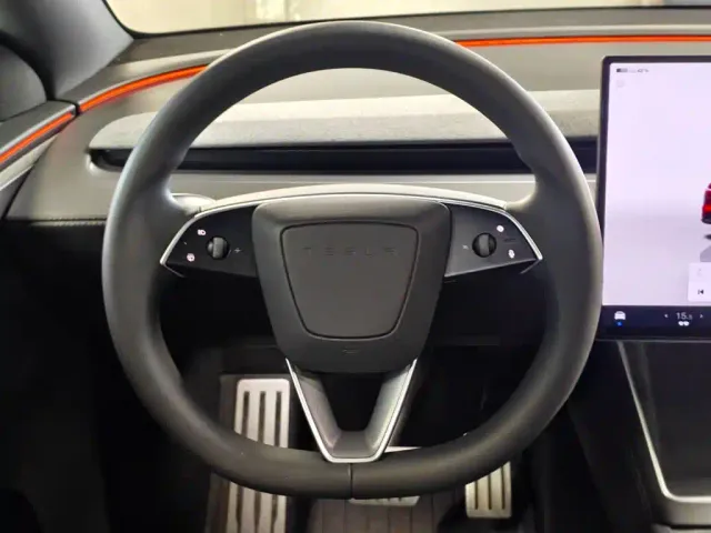 Tesla Model Y L — Фото автомобиля 11